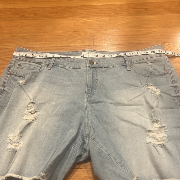 Torrid women’s light blue distressed jean shorts plus size 22. - Picture 5 of 9